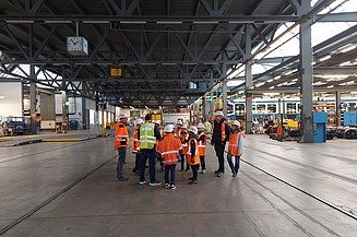 Führung VBZ Schüler:innen mit STRABAG Schutzausrüstung in der VBZ Werkhalle