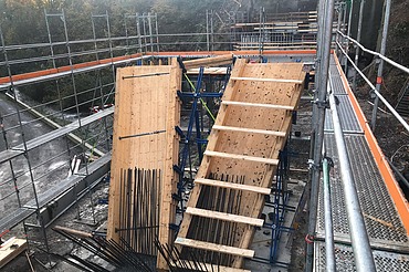 Bauarbeiten Südwestumfahrung - Holzbau STRABAG AG Foto von einer Holzstützschalung mit Armierung im Inneren