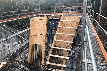 Bauarbeiten Südwestumfahrung - Holzbau STRABAG AG Foto von einer Holzstützschalung mit Armierung im Inneren