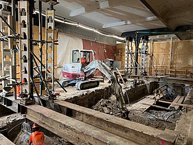 Foto von Bauarbeiten in der Unterführung mit einem Bagger