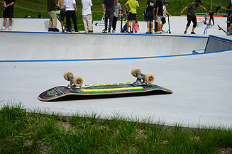 Skatepark Eroeffnung Foto von Halfpipe mit STRABAG-Logo