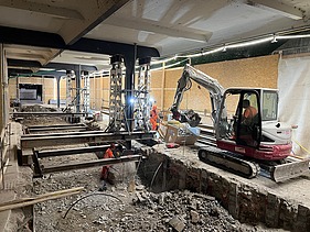 Foto von Bauarbeiten in der Unterführung mit einem Bagger