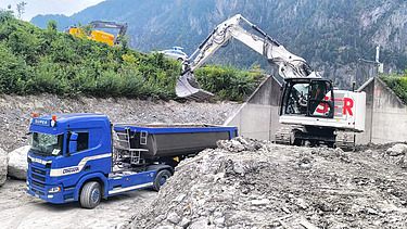 Bagger von STRABAG und Lastwagen kurz vor dem Durchlass an der Abfuhr von Geschiebe
