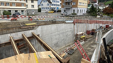 Foto von Überbauung der Kreuzung und Brücke mit Schalung