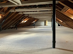 Gesamtsanierung Wohnheim Tilia - STRABAG Holzbau Foto von Innenraum des Dachstuhls vom Wohnheim Tilia