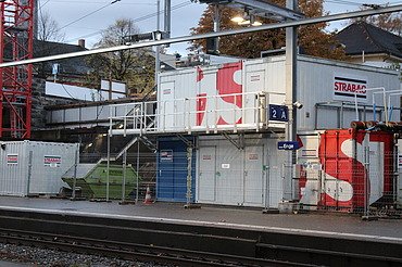 Bauarbeiten Bahnhof Enge - Ingenieurbau STRABAG Foto von STRABAG Container an den Gleisen vom Bahnhof Enge