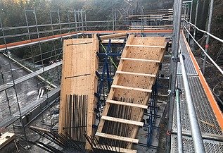 Foto von einer Holzstützschalung mit Armierung im Inneren