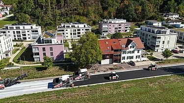 Baumaschinen auf der gesperrten Schaffhauserstrasse beim Einbau des neuen Asphalts.