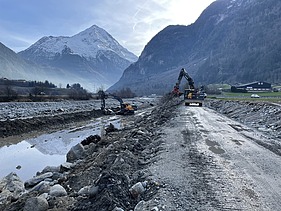 Foto von Arbeiten im neben Strom der Reuss mit zwei gelben STRABAG Baggern