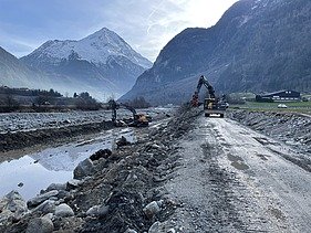 Foto von Arbeiten im neben Strom der Reuss mit zwei gelben STRABAG Baggern