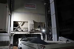 Mit Asphalt beladener Lastwagen.