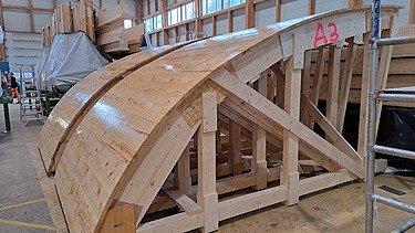 Zwei Schalungselemente in der Produktionshalle