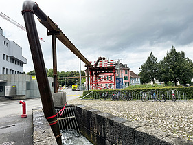 Grundwasserauffangbecken mit Sicht auf Rohrleitungen zur Kanalisation