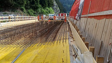 Foto von gelber Brückenschalung mit Eisenarmierung