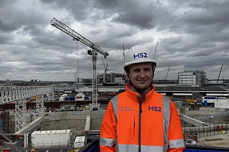 Beni auf der Baustelle HS2 in London Beni vor dem Schacht HS2 in London
