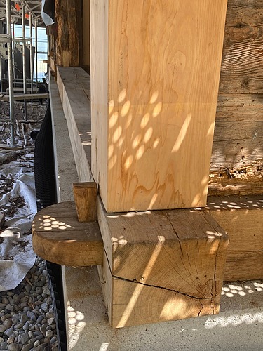 Eine verbindende Konstruktion aus altem und neuem Holz 