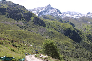 Berglandschaft mit Solarpanel