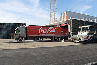 Foto vom Coco Cola Lastwagen und STRABAG Fertiger