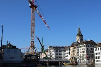 Panoramablick auf das linke Flussufer mit St. Peter.