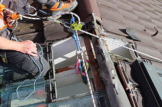 Sicherungsseil am Dachstuhl mit Flaschenzug und Sicherungsmanschetten. 