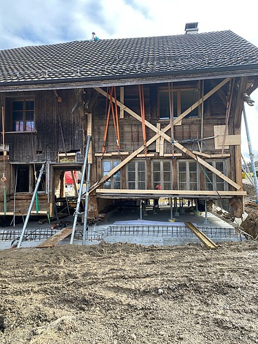 Abstützung, Seitenansicht - die Senkung des Gebäudes ist erkennbar, es steht schief