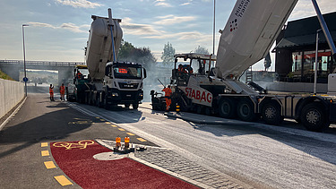 Foto von der Baustelle mit vielen Fahrzeugen von STRABAG