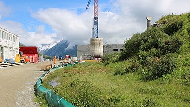 Technikzentrum recht und links die Container