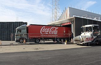 Foto vom Coco Cola Lastwagen und STRABAG Fertiger