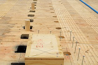 Foto von Holzboden aus dichter Entfernung mit Nägeln und Entlüftungslöchern