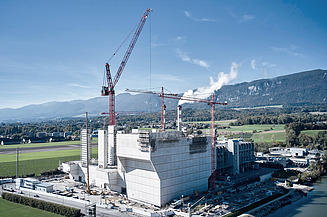 Baustelle eines grossen Industriegebäudes mit mehreren Kränen in Zuchwil. Es entstehen Hochbau-Spezialprojekte.