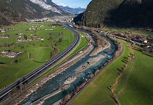 Drohnenaufnahme von Reuss mit Bergen im Hintergrund
