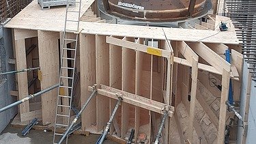 Foto vom Einbau der Turbinen-Schalung beim Kraftwerk in Schönenwerd