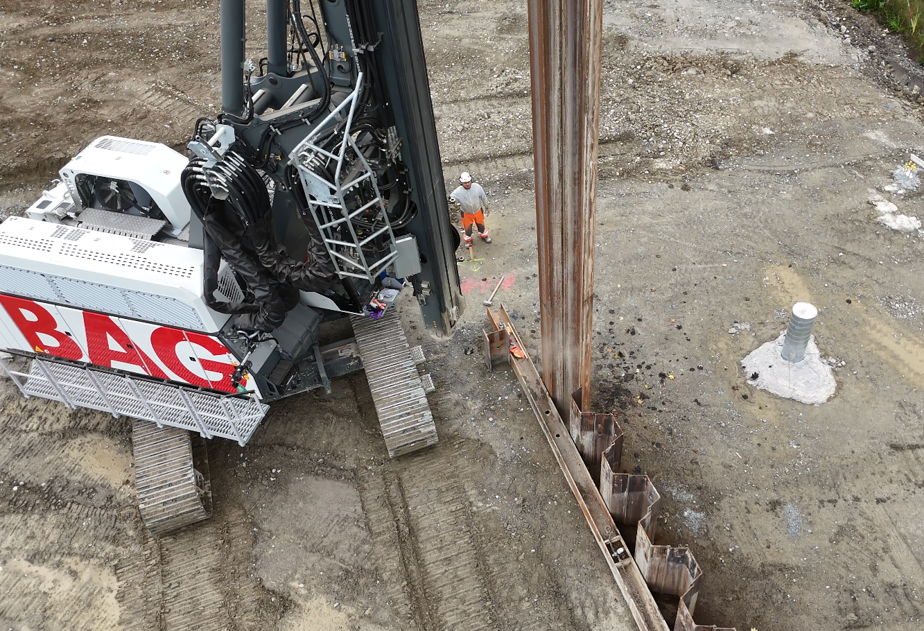 Detailansicht des LRB 23 bei der Installation von Spundwandbohlen zur Baugrubensicherung