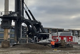 Bohr- und Rammgerät LRB 23 von Liebherr im Einsatz bei Spundwandarbeiten auf der Baustelle Schule Wiesental in Baar