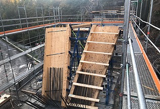 Foto von einer Holzstützschalung mit Armierung im Inneren