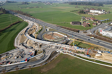 Gesamtaufnahme der Baustelle aus der Vogelperspektive in grosser Höhe
