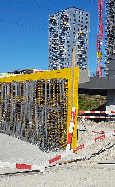 Baustelle am Bahnhof Stettbach in Zürich, im Hintergrund Hochhäuser in Dübendorf