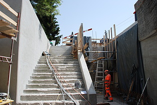 Treppenaufgang von der Personenunterführung zur Strasse in Arbeit