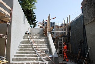 Treppenaufgang von der Personenunterführung zur Strasse in Arbeit