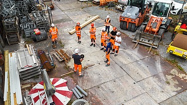 Instruktion auf dem Werkareal aus der Vogelperspektive