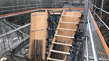 Aufgerichtete zweier Pfeiler der Holzschalung