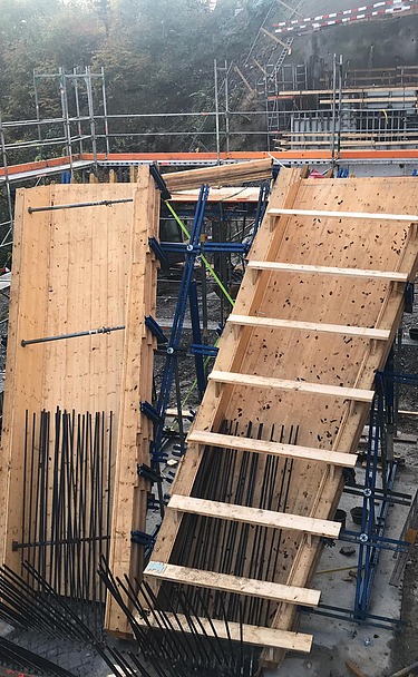 Bauarbeiten Südwestumfahrung - Holzbau STRABAG AG Foto von einer Holzstützschalung mit Armierung im Inneren