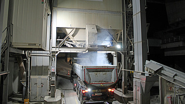 Lastwagen unten, oben Staub, der vom heissen Asphalt kommt