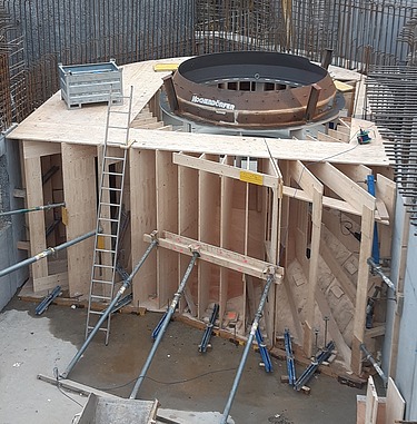 Foto vom Einbau der Turbinen-Schalung beim Kraftwerk in Schönenwerd