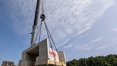 Bauarbeiten in Horgen am Durchlassbauwerk - STRABAG Tiefbau Foto von Arbeiten mit Kran und einem daran hängendem Durchlasswerk