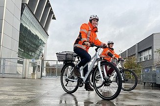 Mitarbeiterinnen mit den neuen Velos und E-Bikes vor dem Hauptsitz in Schlieren 
