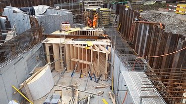 Foto vom Einbau der Turbinen-Schalung beim Kraftwerk in Schönenwerd