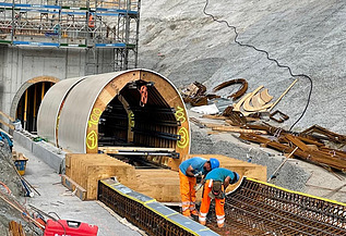 Fertige Schalungselemente in Serie auf der Baustelle