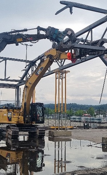 Abbrucharbeiten Flughafen Zürich - STRABAG Tiefbau Foto von mehreren Baggern bei Abbrucharbeiten
