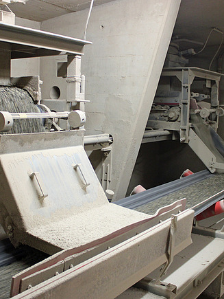 Fliessband unten und oben Fraktionen mit unterschiedlichen Gesteinskörnungen